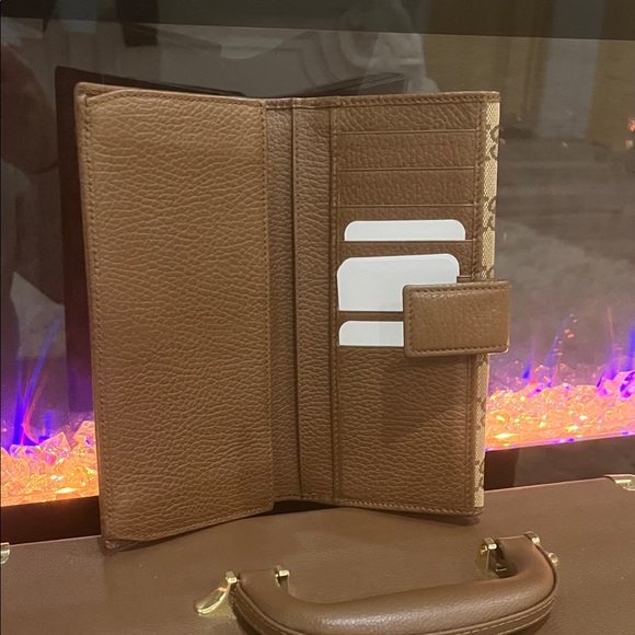 Gucci Beige and Brown Monogram Wallet - Picture 6 of 12